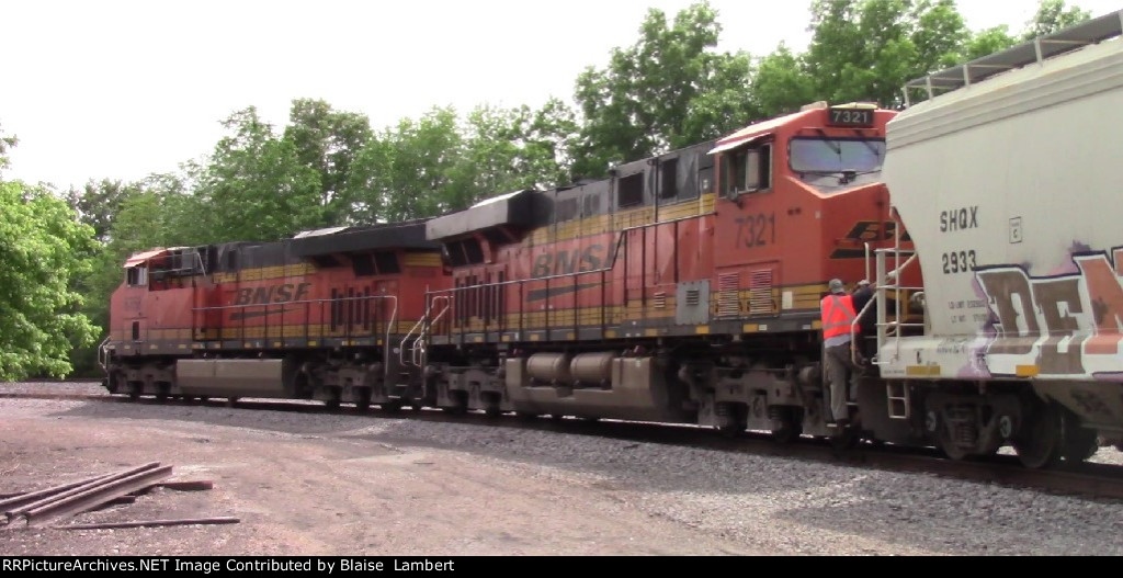 BNSF picking up cars from EVWR